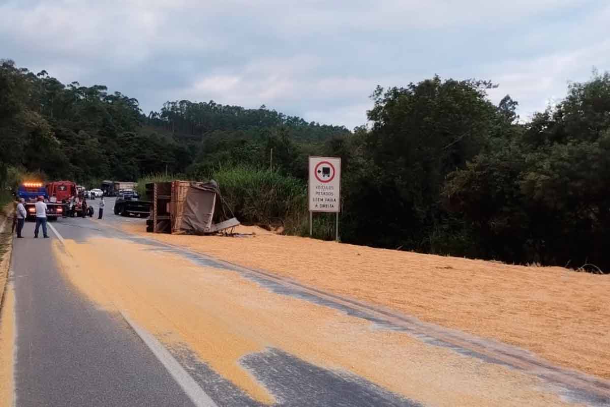 Caminhão carregado com milho tomba na BR-265 2 Acidente carga de milho Divulgacao PMR