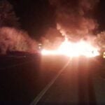 Carreta tomba, pega fogo e interdita trecho da BR-116 4 Carreta tomba pega fogo e interdita trecho da BR 116 em Leopoldina