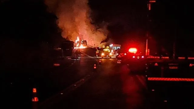 Carreta tomba, pega fogo e interdita trecho da BR-116 2 Carreta tomba pega fogo e interdita trecho da BR 116 em Leopoldina 2