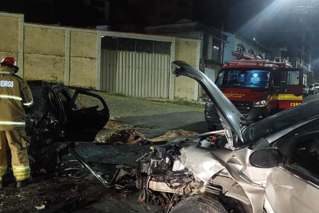 Mulher fica presa às ferragens após colisão frontal entre dois carros 2 Design sem nome 10