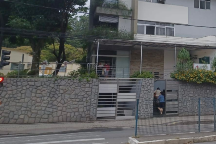 Vazamento de esgoto provoca mau cheiro em frente a hospital na Avenida Rio Branco 1 Vida Urbana