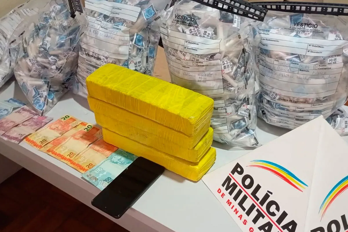 Droga avaliada em quase R$ 80 mil é apreendida em rodovia no Sul de Minas 2 Drogas apreendidas Andrelandia Divulgacao PMMG
