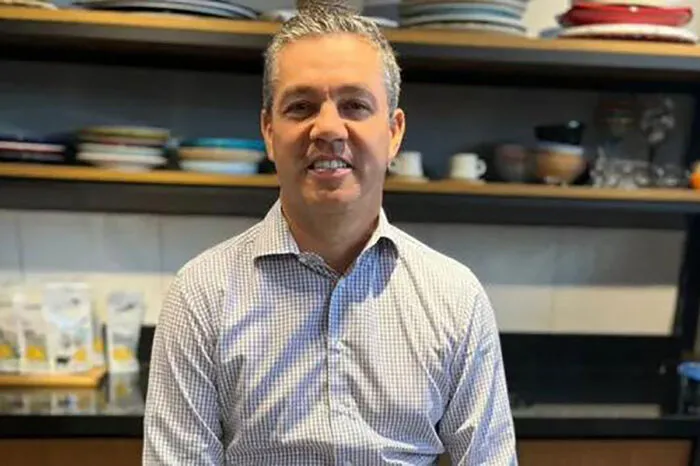 Ex-jogador largou futebol, criou galinha e hoje fatura com queijo de búfala 2 Ex jogador bufala