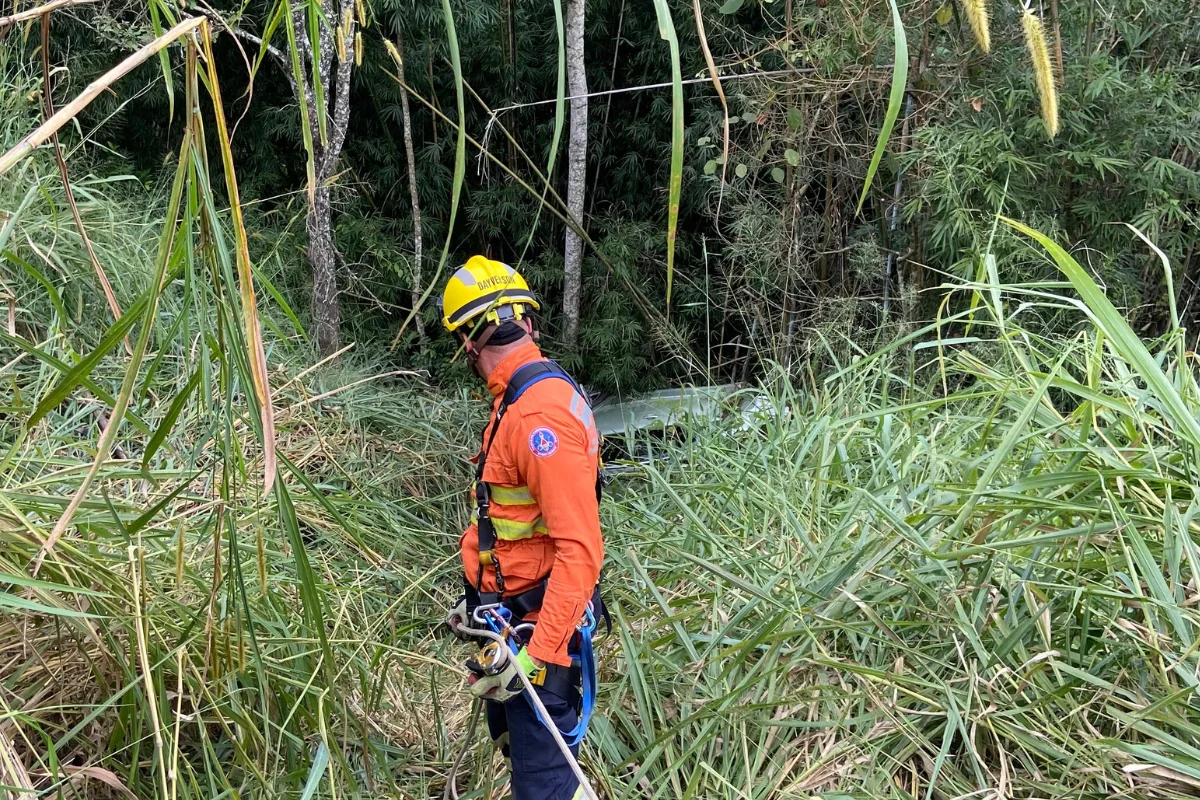 Carro capota na BR-267 e deixa três feridos 1 FotoDivulgacaoCorpo de Bombeiros