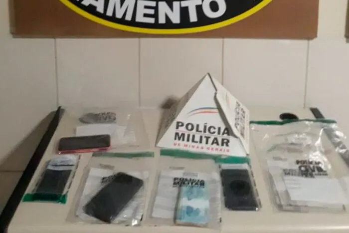 Trio é preso com mais de R$6 mil em notas falsas de R$ 200 em Barbacena 2 NOTAS FALSAS PMMG