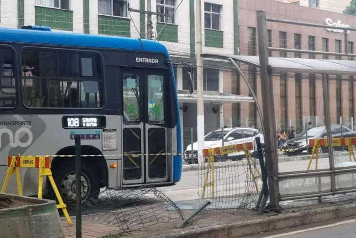 Ponto de ônibus na Avenida Rio Branco oferece risco à segurança dos usuários; veja fotos 2 Ponto de onibus na Avenida Rio Branco oferece risco a seguranca dos usuarios dos coletivos LEO