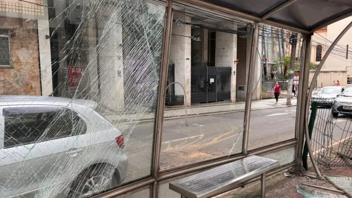 Ponto de ônibus na Avenida Rio Branco oferece risco à segurança dos usuários; veja fotos 3 Ponto de onibus na Avenida Rio Branco oferece risco a seguranca dos usuarios dos coletivos leitor