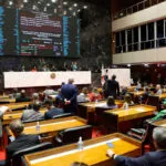 ALMG avança em proposta que obriga pedágios a repassarem imagens às polícias 8 ALMG aprova adesão de Minas ao Propag e cria comitê para fiscalizar execução do contrato com a União