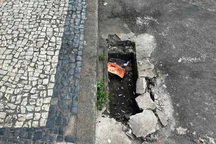 Bueiro sem tampa na esquina da Rua Marechal Deodoro gera insegurança 9 VU Bueiro sem tampa na esquina da Rua Marechal Deodoro gera inseguranca na populacao