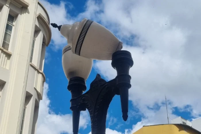 Lustre do Calçadão da Rua Halfeld corre risco de cair 2 VU CENTRO LEO