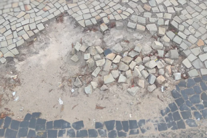 Buraco em calçada na Avenida dos Andradas preocupa pedestres 4 VU Contribuicao do leitor 1