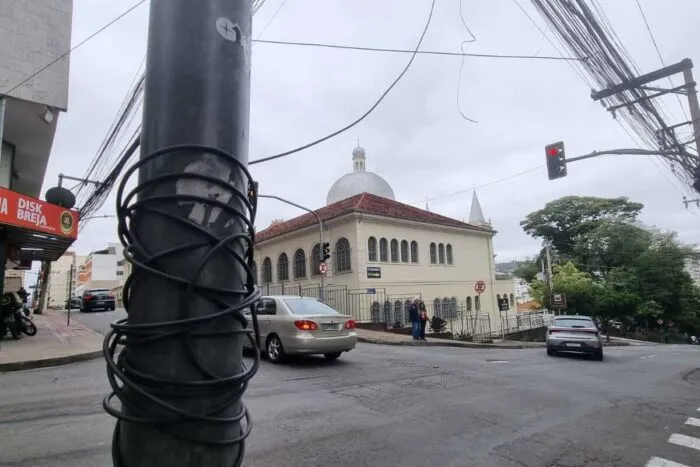Fios soltos preocupam pedestres no Centro de Juiz de Fora 1 VU Leonardo Costa