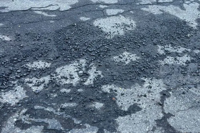 Trecho recém-asfaltado acumula resíduos e preocupa motoristas e pedestres no Estrela Sul 1 VU Trecho recem asfaltado acumula residuos e preocupa motoristas e pedestres no Estrela Sul