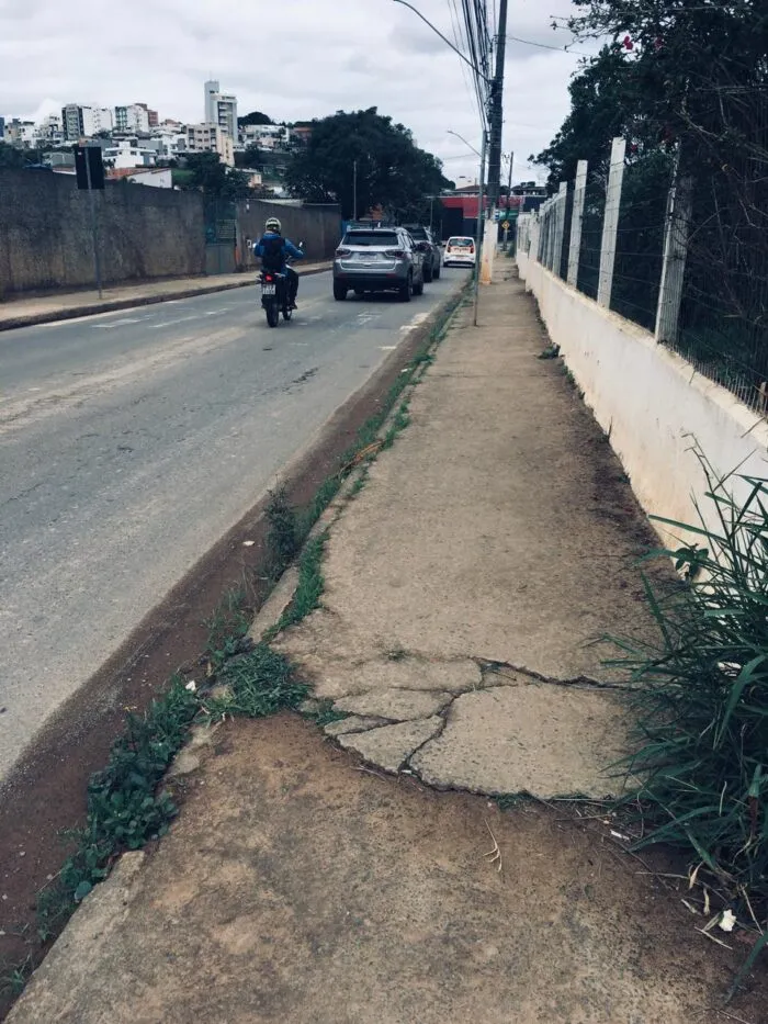 Moradores denunciam falta de sinalização e calçadas danificadas na Rua Dr. Ferdinando Cyrne 2 WhatsApp Image 2025 05 15 at 09.25.13 1