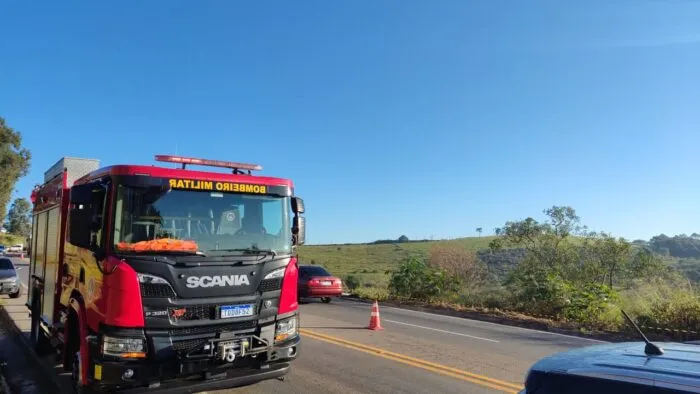 Ônibus com 45 passageiros capota na BR-491; criança e mulher são vítimas fatais 2 Ônibus com 45 passageiros capota na BR-491; criança e mulher são vítimas fatais