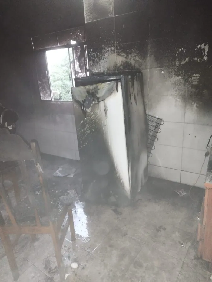 Geladeira pega fogo e provoca incêndio em residência na Zona Leste de Juiz de Fora 2 WhatsApp Image 2025 05 23 at 07.57.07