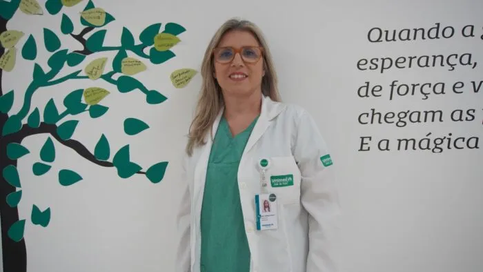 Envelhecimento da população expõe etarismo no mercado de trabalho 12 Aos 51 anos, Ana Karina Dalton atua como psicóloga clínica e hospitalar e defende que a experiência acumulada com o tempo é diferencial no mercado de trabalho. (Foto: Iago da Silva)
