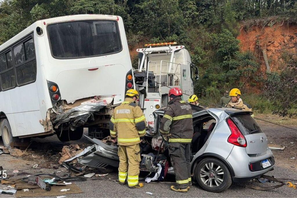 Uma pessoa morre e 3 ficam feridas em grave acidente entre carro e ônibus 1 acidente conselheiro lafaiete 1