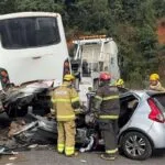 Uma pessoa morre e 3 ficam feridas em grave acidente entre carro e ônibus 2 acidente conselheiro lafaiete 1
