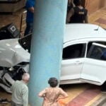 Carro sobe na calçada e bate em pilastra durante acidente na Rua Mister Moore 3 acidente mister moore
