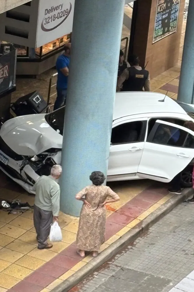 Carro sobe na calçada e bate em pilastra durante acidente na Rua Mister Moore 2 acidente Rua Mister Moore