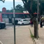 Batida entre ônibus e carro no Pórtico Norte da UFJF congestiona vias 4 acidente onibus e carro maio
