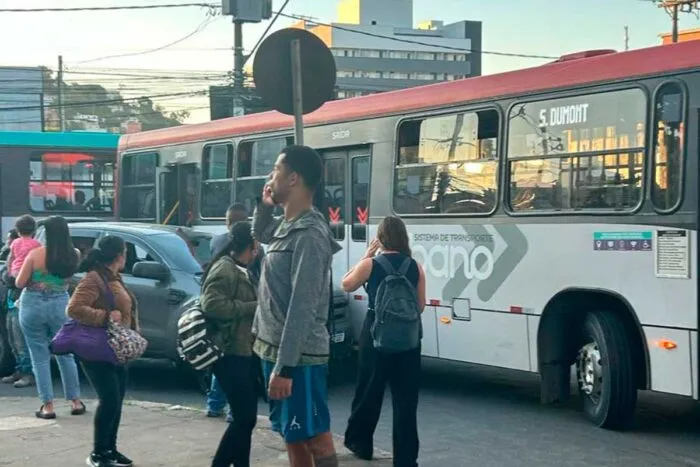Batida entre ônibus e carro no Pórtico Norte da UFJF congestiona vias 3 acidente onibus e carro primeiro