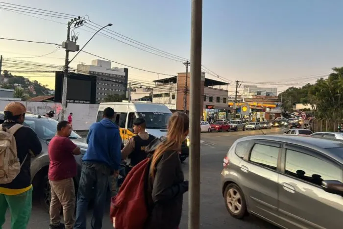 Acidente entre ônibus e carro causa congestionamento no São Pedro 3 acidente sao pedro 2
