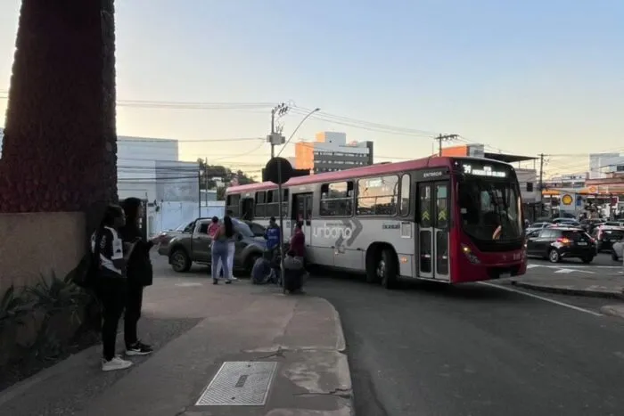 Acidente entre ônibus e carro causa congestionamento no São Pedro 2 Acidente entre ônibus e carro gera congestionamento no São Pedro
