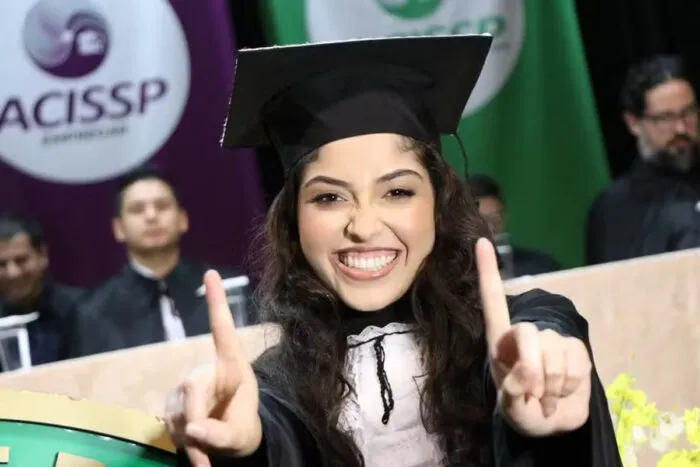aluna forma sozinha faculdade mineira foto reproducao @isarezzennde