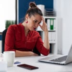 Sua carreira estacionou? Veja como voltar a crescer profissionalmente 3 angry frustrated upset businesswoman having problem with