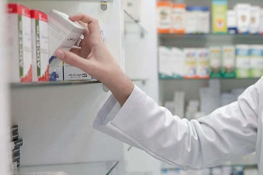 atendente farmacia pixabay