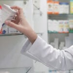atendente farmacia pixabay