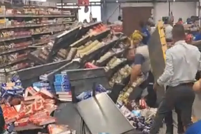Mulher de 64 anos é atingida após queda de estrutura em supermercado de Juiz de Fora 2 supermercado