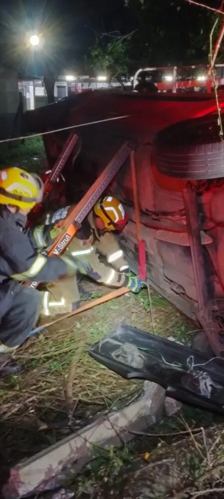 Homem é preso após capotar carro furtado em Juiz de Fora 3 carro capota e homem e preso bombeiros
