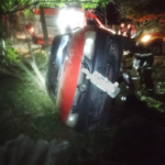 Homem é preso após capotar carro furtado em Juiz de Fora 4 carro capota jf bombeiros