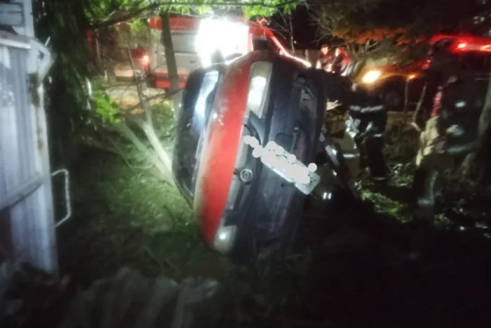Homem é preso após capotar carro furtado em Juiz de Fora 2 carro capota jf bombeiros