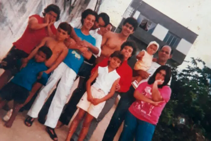 'Colocaram uma arma na cabeça da minha mãe e levaram meu irmão': Há 40 anos, crianças eram tiradas de casa à força e colocadas para adoção 11 crianças santos dumont