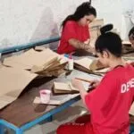 Detentas de Juiz de Fora produzem 300 sacolas de papel reciclado por dia 3 detentas trabalhadoras juiz de fora