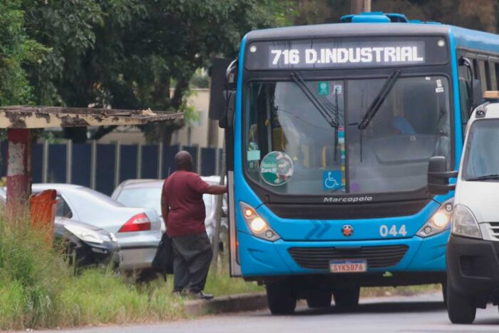 Após acidente na BR-040, projeto quer proibir transporte de passageiros em pé na rodovia 1 Vereador propõe proibir passageiros em pé em coletivos urbanos na BR-040