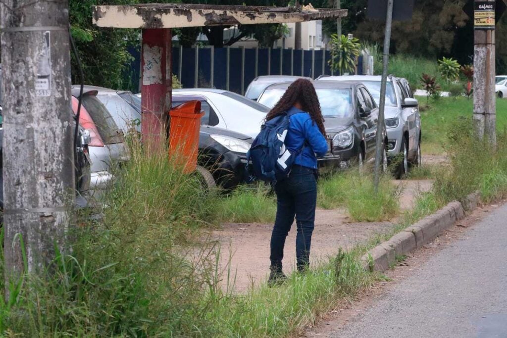 distrito-industrial-ponto-de-ônibus-sem-estrutura