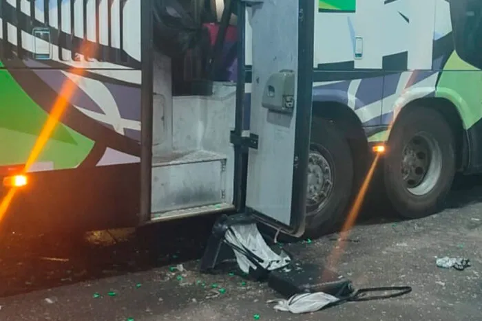 Explosão em ônibus causada por 36 frascos de lança-perfume deixa motorista ferido 2 explosao onibus pm