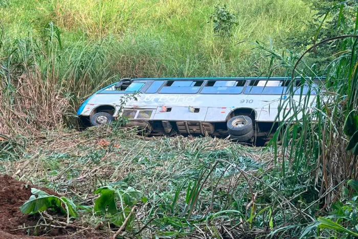 Micro-ônibus cai em barranco no Bairro Niterói, em Juiz de Fora 2 micro onibus pamela