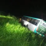 Ônibus com sete passageiros cai às margens do Rio Paraibuna 3 onibus paraibuna foto bombeiros 2