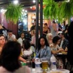 Ciência ao Bar discute mudanças climáticas, desinformação e consumo acelerado 3 pint of science bar do luiz e experimental bar 150524 53725563474 o 1024x683 1