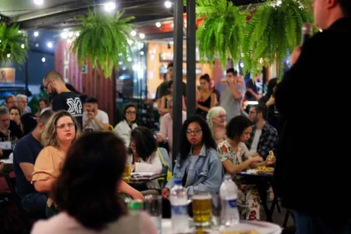 Ciência ao Bar discute mudanças climáticas, desinformação e consumo acelerado 2 pint of science bar do luiz e experimental bar 150524 53725563474 o 1024x683 1