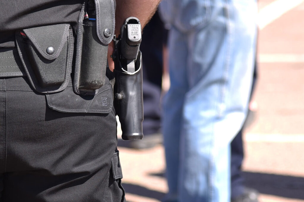 Câmara avança com projeto que extingue exame psicológico periódico para policiais 1 vista da arma dos policiais foto freepik
