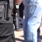 Vereadora propõe vigilantes com armas de fogo em todas as escolas municipais 2 vista da arma dos policiais foto freepik