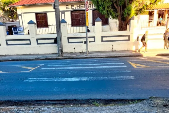 Faixa de pedestres apagada oferece riscos para estudantes no Poço Rico 2 Faixa de pedestres apagada oferece riscos para estudantes no Poço Rico