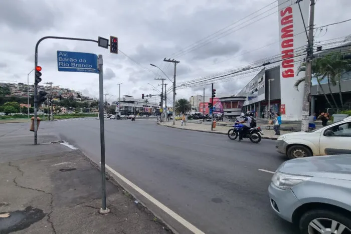 Faixa de pedestre apagada gera riscos na esquina da Avenida Brasil 2 Faixa de pedestre apagada gera riscos na esquina da Avenida Brasil